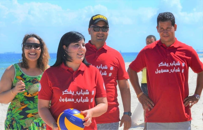 عبير موسى تلعب الكرة