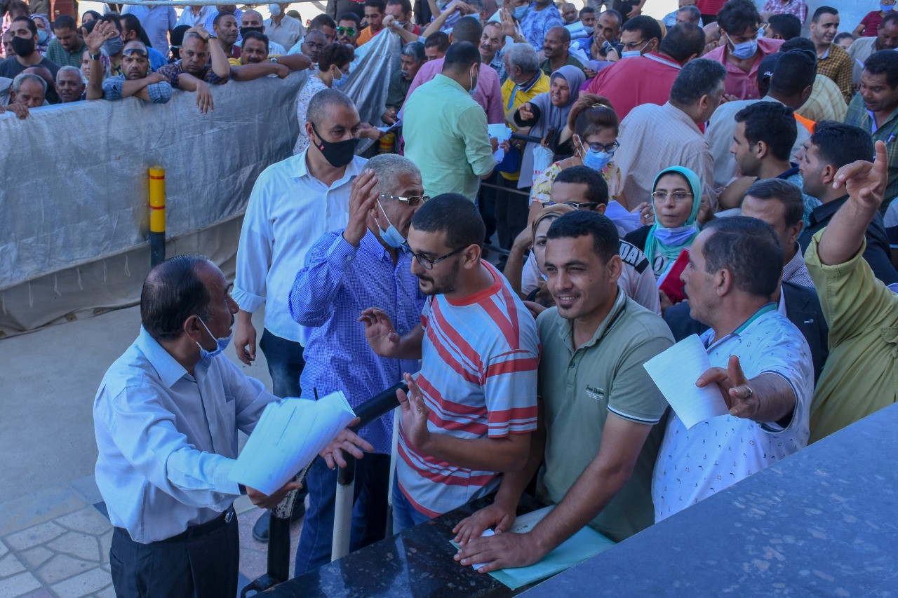 زحام بمقار التصالح في مخالفات البناء بالإسكندرية