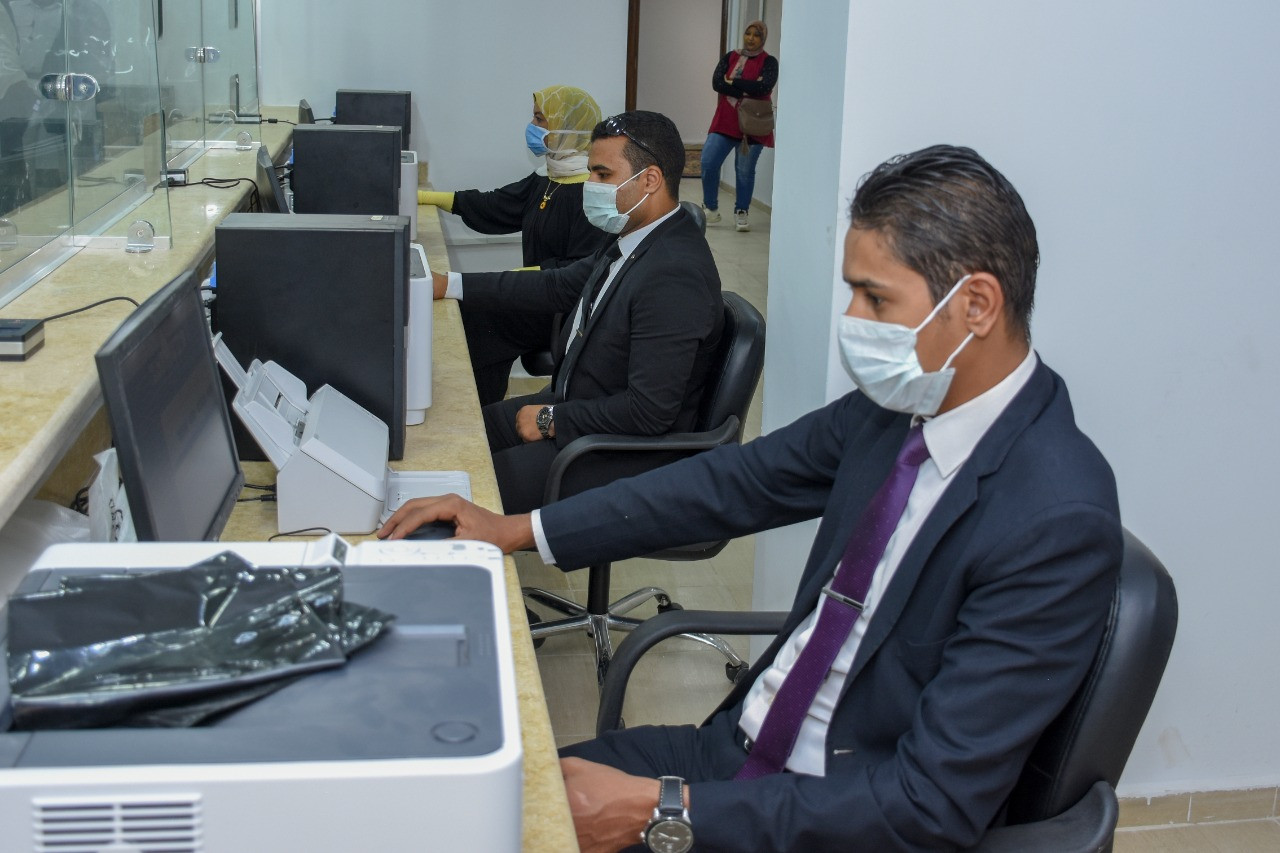 محافظ الإسكندرية يفتتح مكاتب شهر عقارى