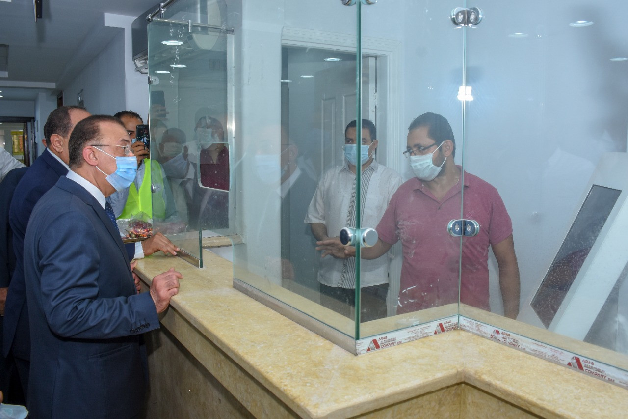 محافظ الإسكندرية يفتتح مكاتب شهر عقارى
