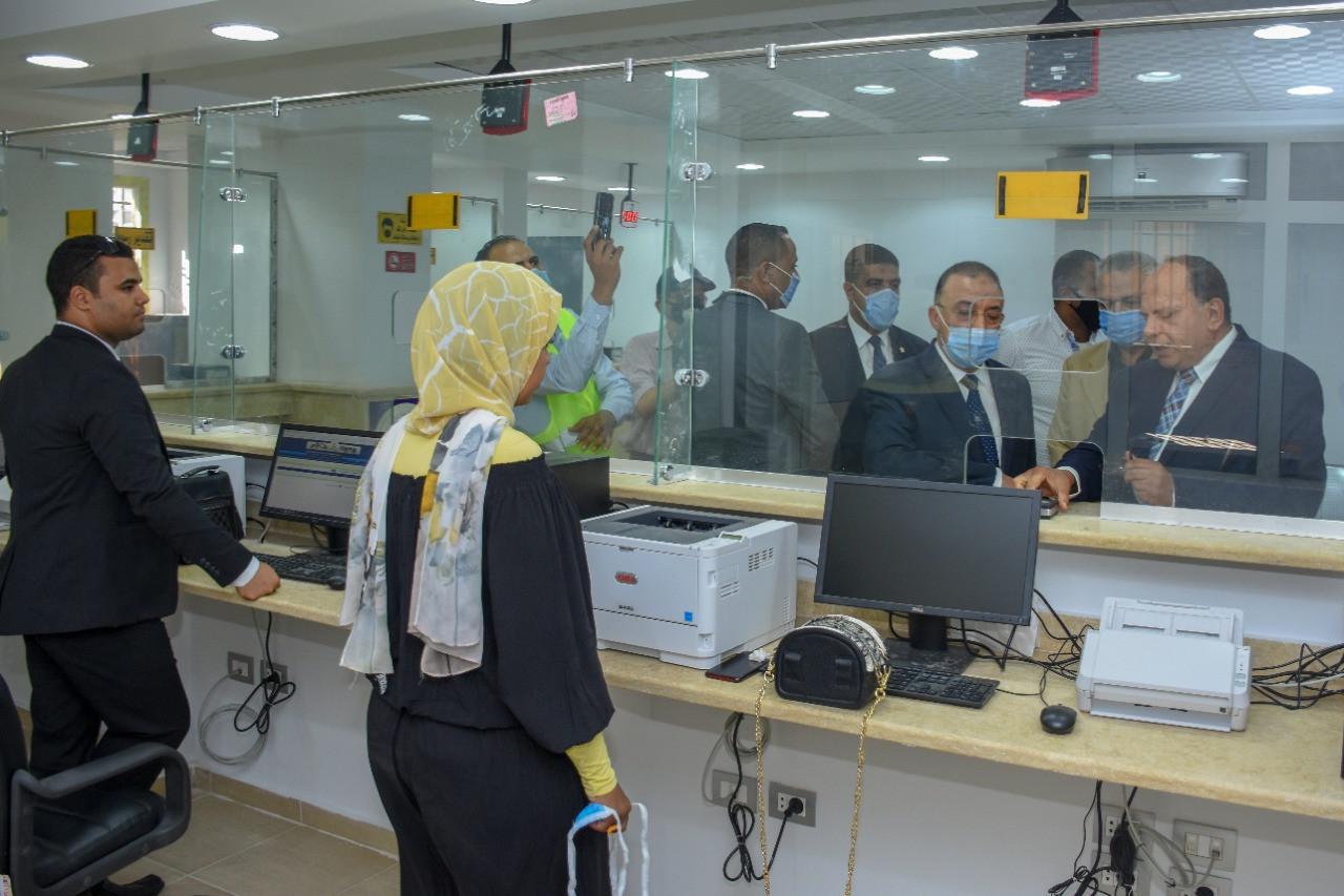 محافظ الإسكندرية يفتتح مكاتب شهر عقارى