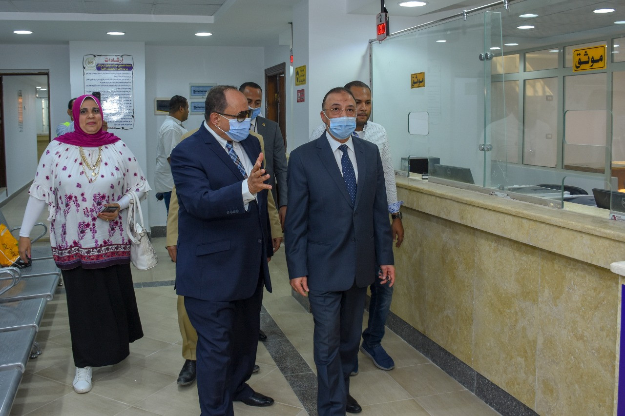 محافظ الإسكندرية يفتتح مكاتب شهر عقارى