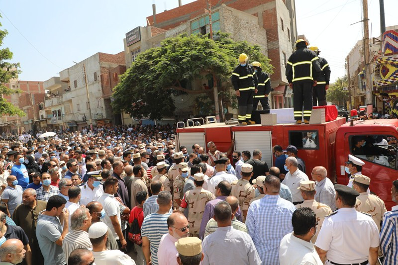 محافـظ المنوفية يتقدم الجنازة العسكرية للشهيد محمد القاضى