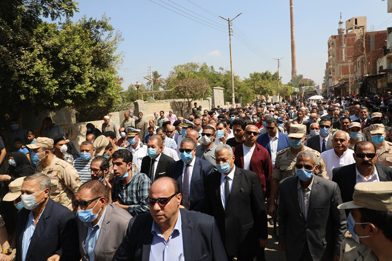 محافـظ المنوفية يتقدم الجنازة العسكرية للشهيد محمد القاضى