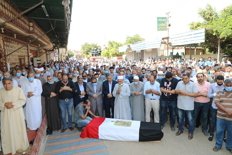 محافـظ المنوفية يتقدم الجنازة العسكرية للشهيد محمد القاضى