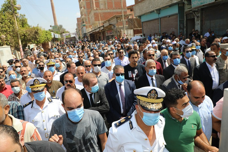 محافـظ المنوفية يتقدم الجنازة العسكرية للشهيد محمد القاضى