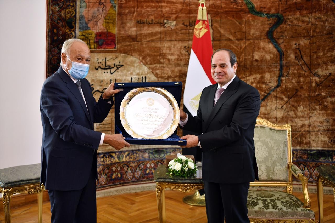 السيسى يتسلم درع العمل التنموى العربى لعام 2020
