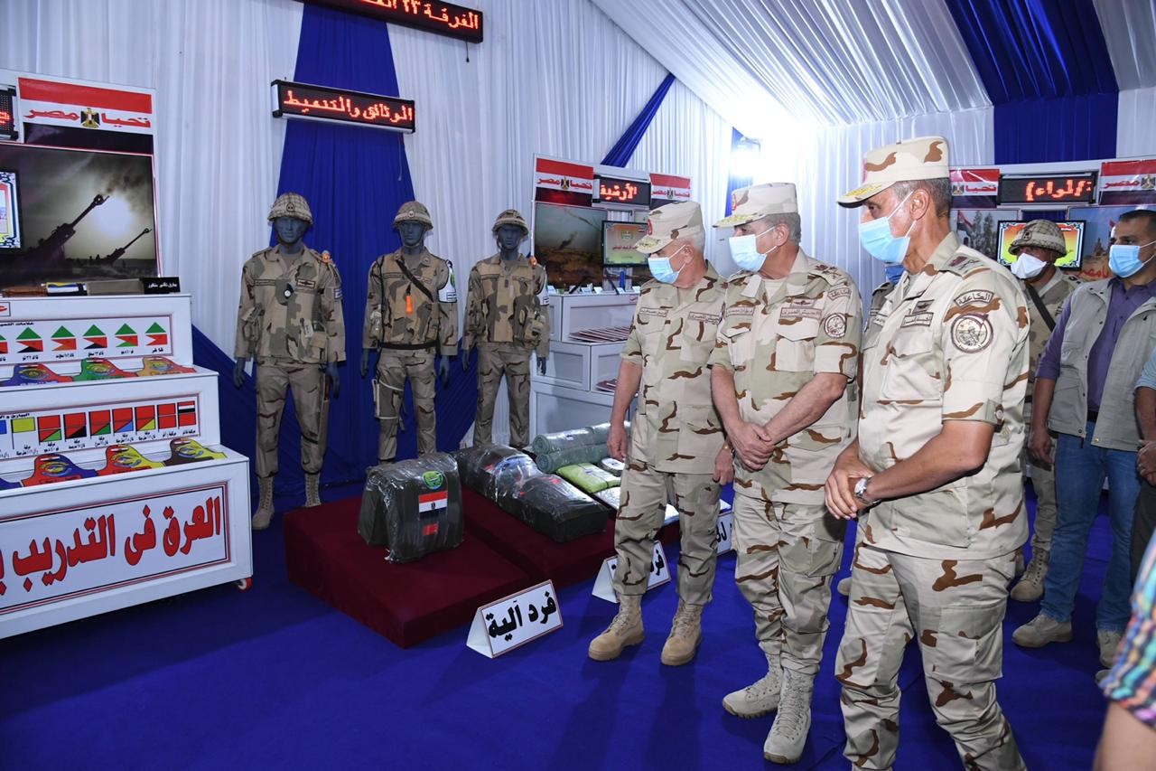 وزير الدفاع يتفقد الجيش الثالث الميدانى