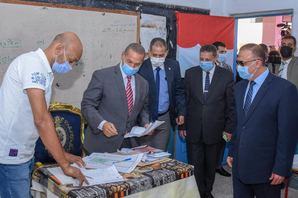محافظ الإسكندرية يدلي بصوته فى انتخابات النواب