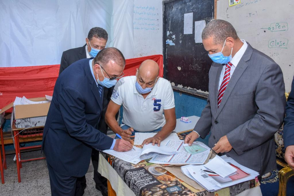 محافظ الإسكندرية يدلي بصوته فى انتخابات النواب
