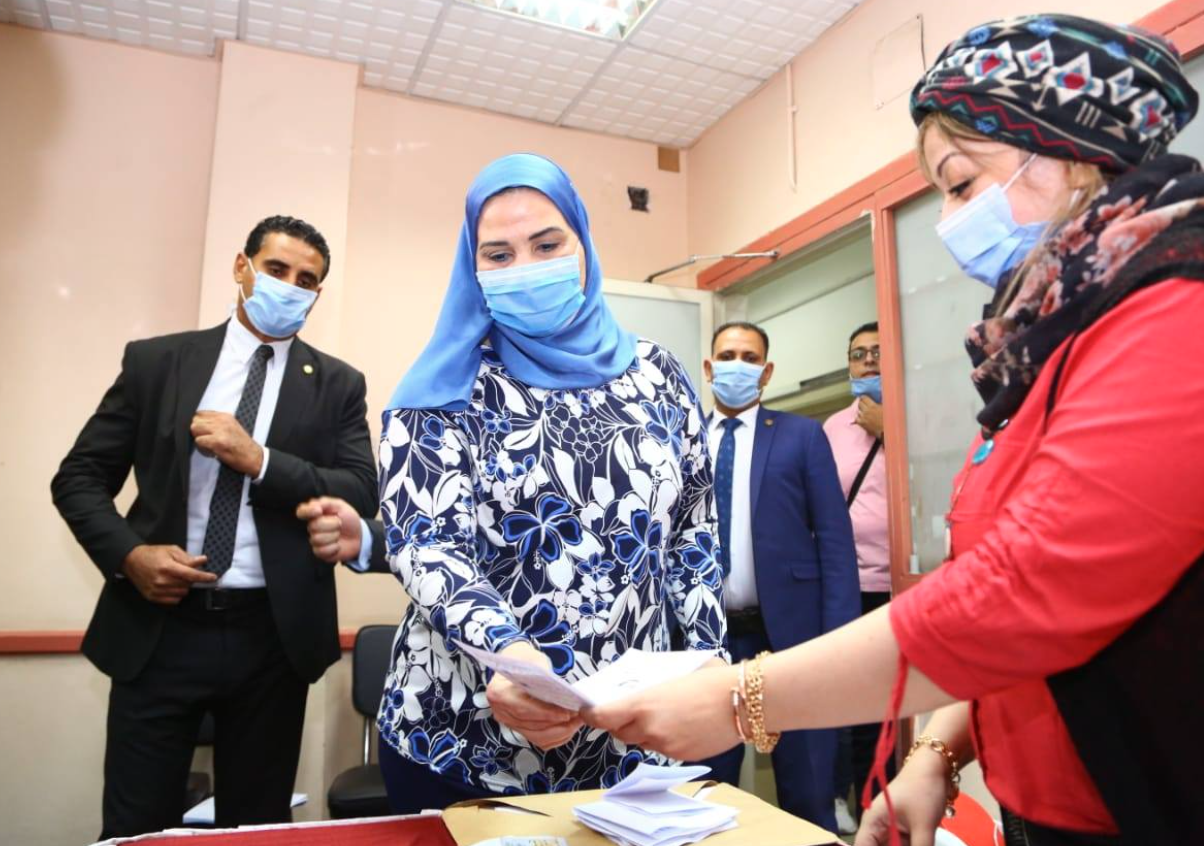 وزيرة التضامن تدلى بصوتها فى الانتخابات