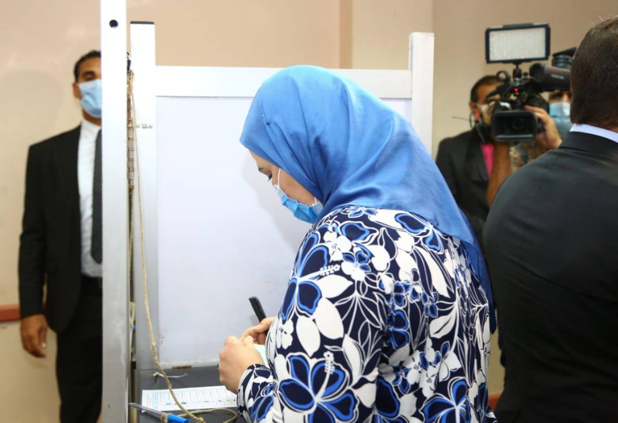 وزيرة التضامن تدلى بصوتها فى الانتخابات