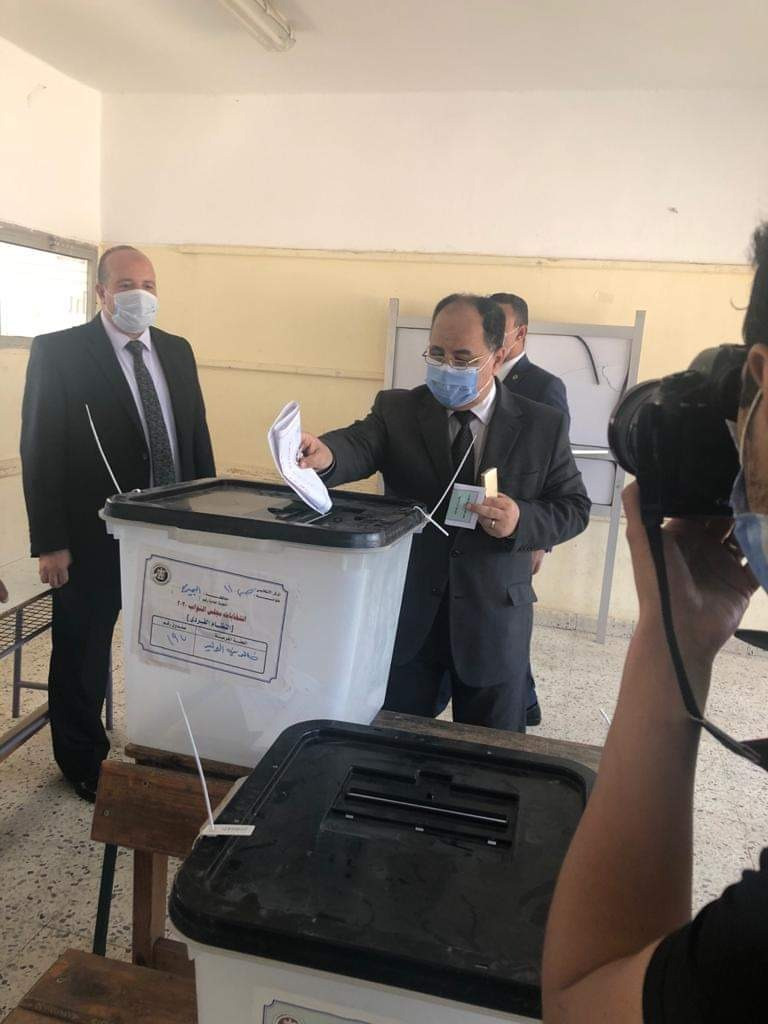 وزير المالية يدلى بصوته