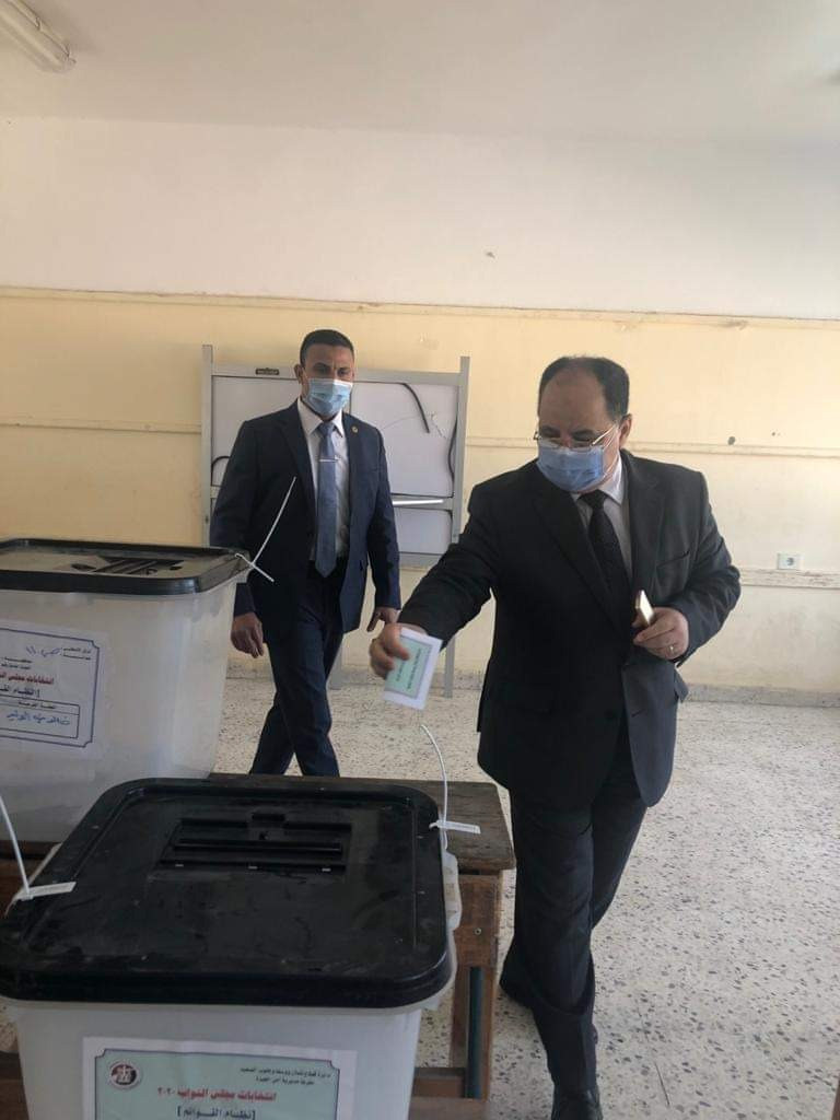 وزير المالية يدلى بصوته