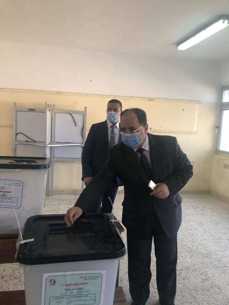 وزير المالية يدلى بصوته