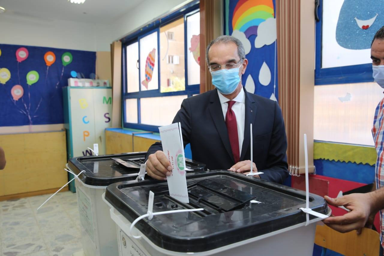 وزير الاتصالات يدلى بصوته فى انتخابات مجلس النواب