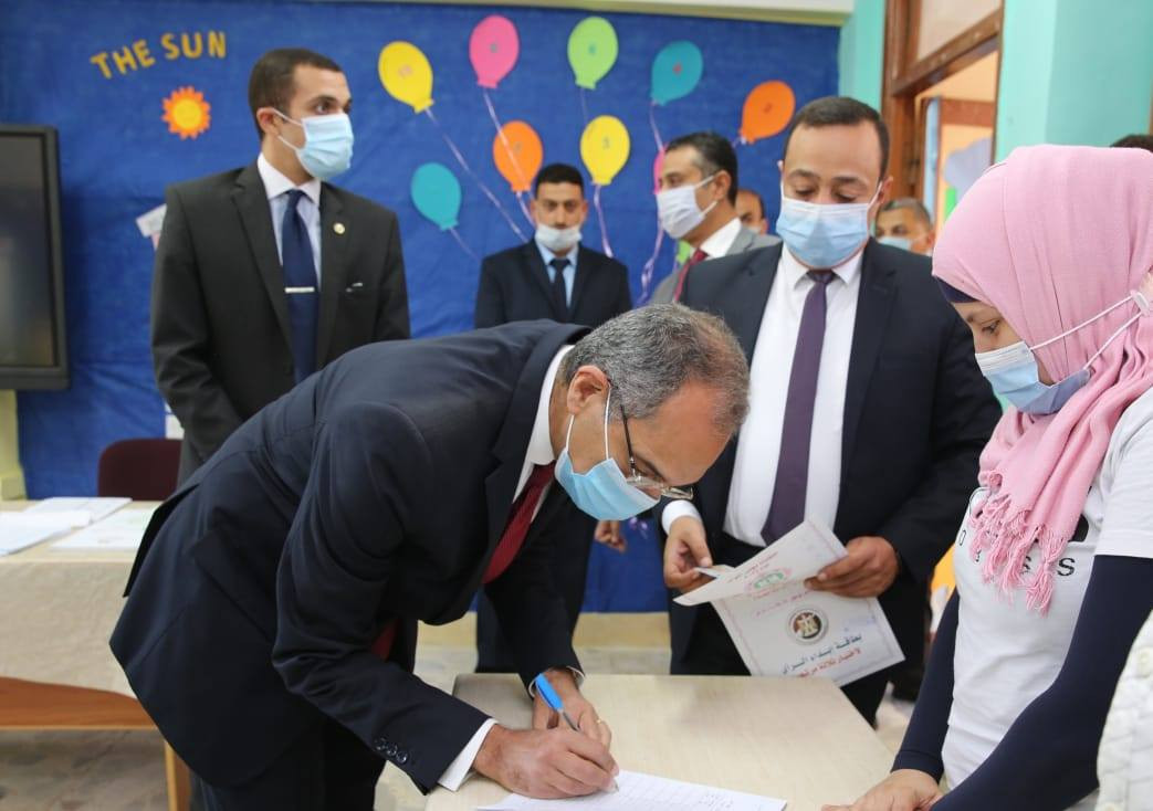 وزير الاتصالات يدلى بصوته فى انتخابات مجلس النواب