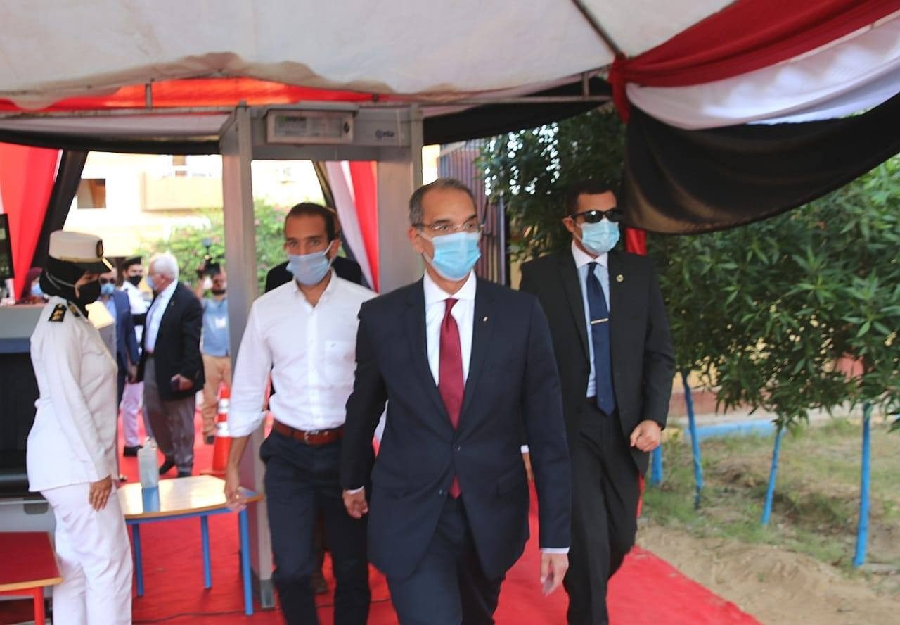 وزير الاتصالات يدلى بصوته فى انتخابات مجلس النواب