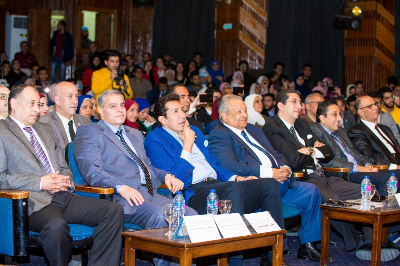 جامعة القاهرة تكرم النجم هانى رمزى وأشقاءه
