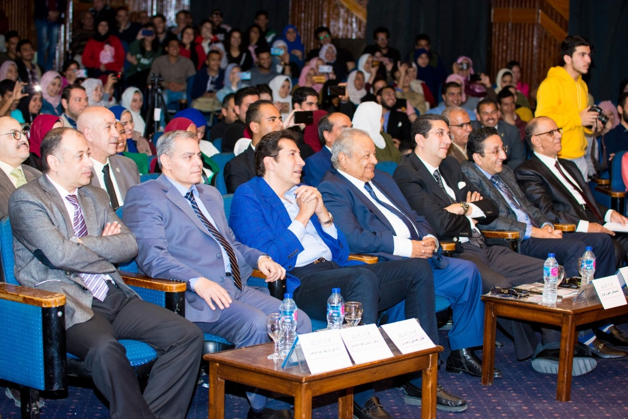 جامعة القاهرة تكرم النجم هانى رمزى وأشقاءه