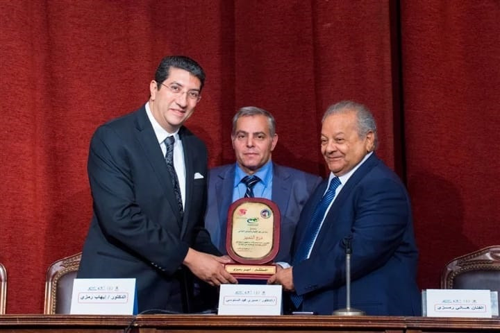 جامعة القاهرة تكرم النجم هانى رمزى وأشقاءه