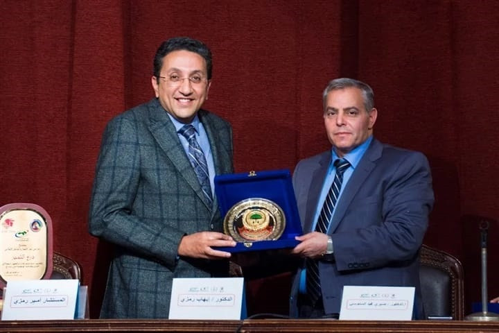 جامعة القاهرة تكرم النجم هانى رمزى وأشقاءه