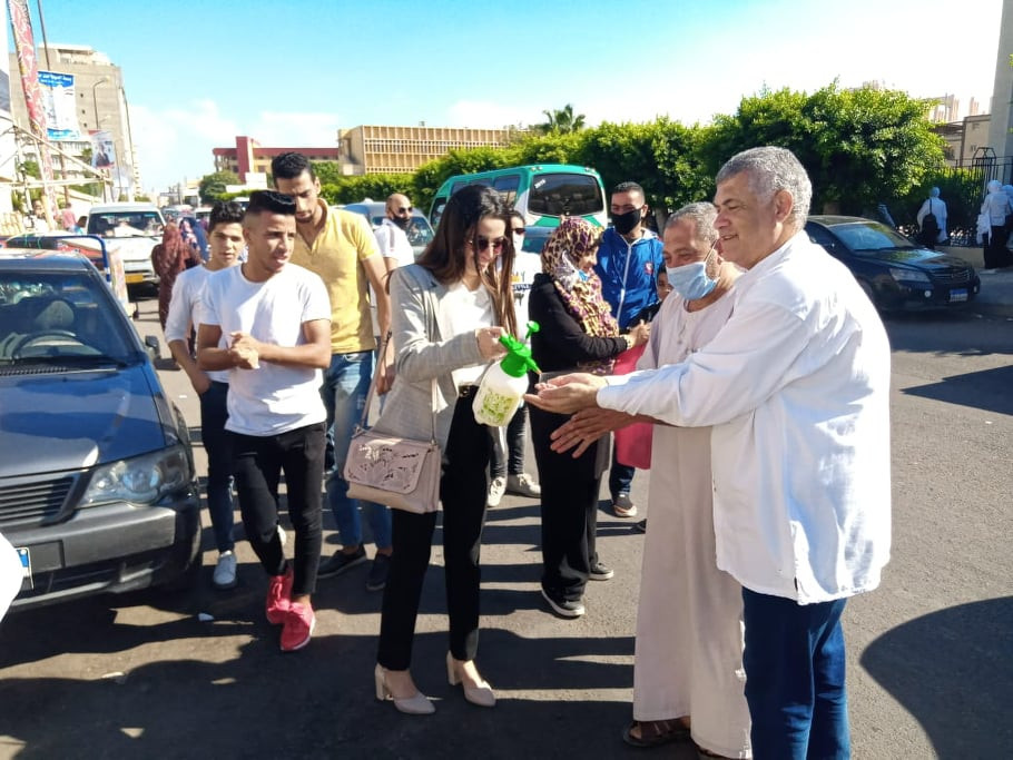 مرشحة تعقم أيادى الناخبين فى الإسكندرية