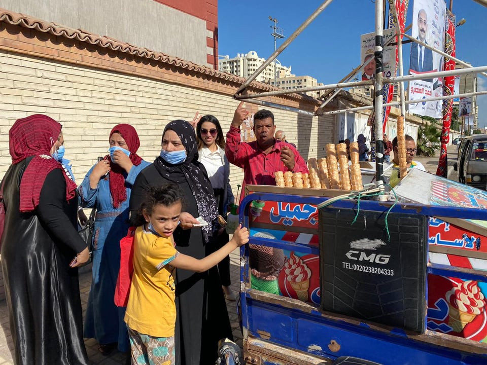 مرشحة تعقم أيادى الناخبين فى الإسكندرية