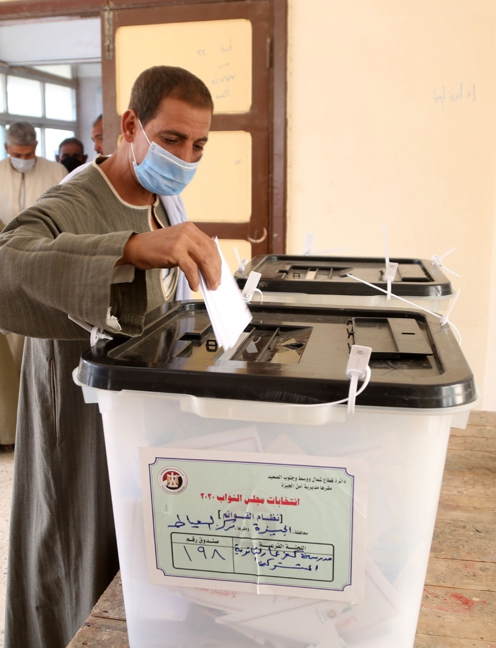 الناخبون يدلون بأصواتهم بانتخابات النواب فى العياط