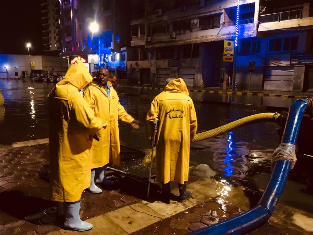 كسح مياه الأمطار فى شوارع الإسكندرية