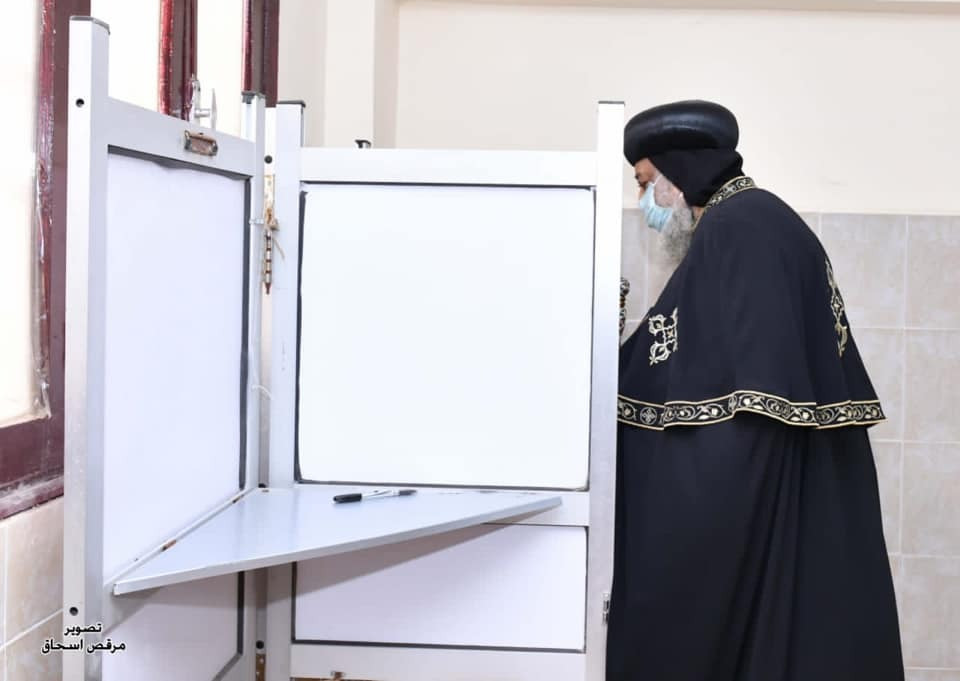 البابا تواضروس يدلى بصوته فى الانتخابات