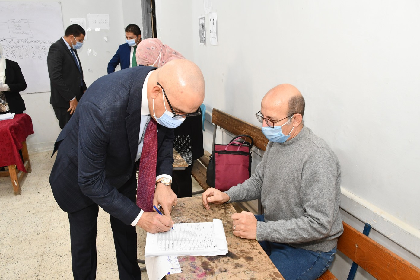 وزير الإسكان يدلى بصوته