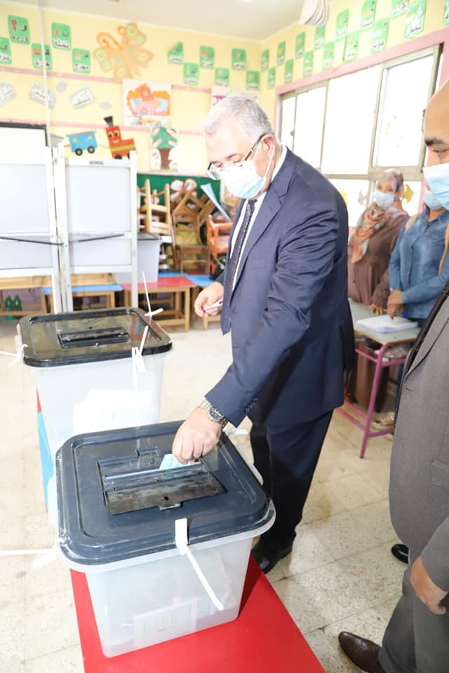 وزير الزراعة يدلى بصوته