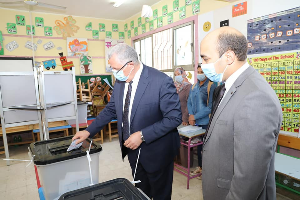وزير الزراعة يدلى بصوته