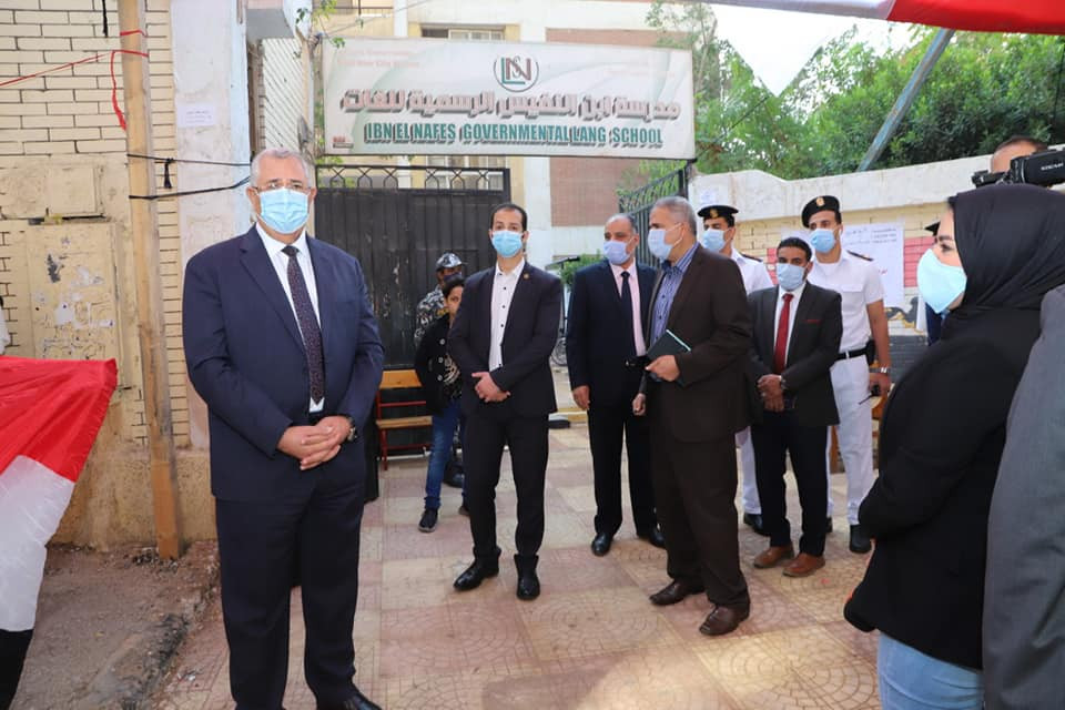 وزير الزراعة يدلى بصوته