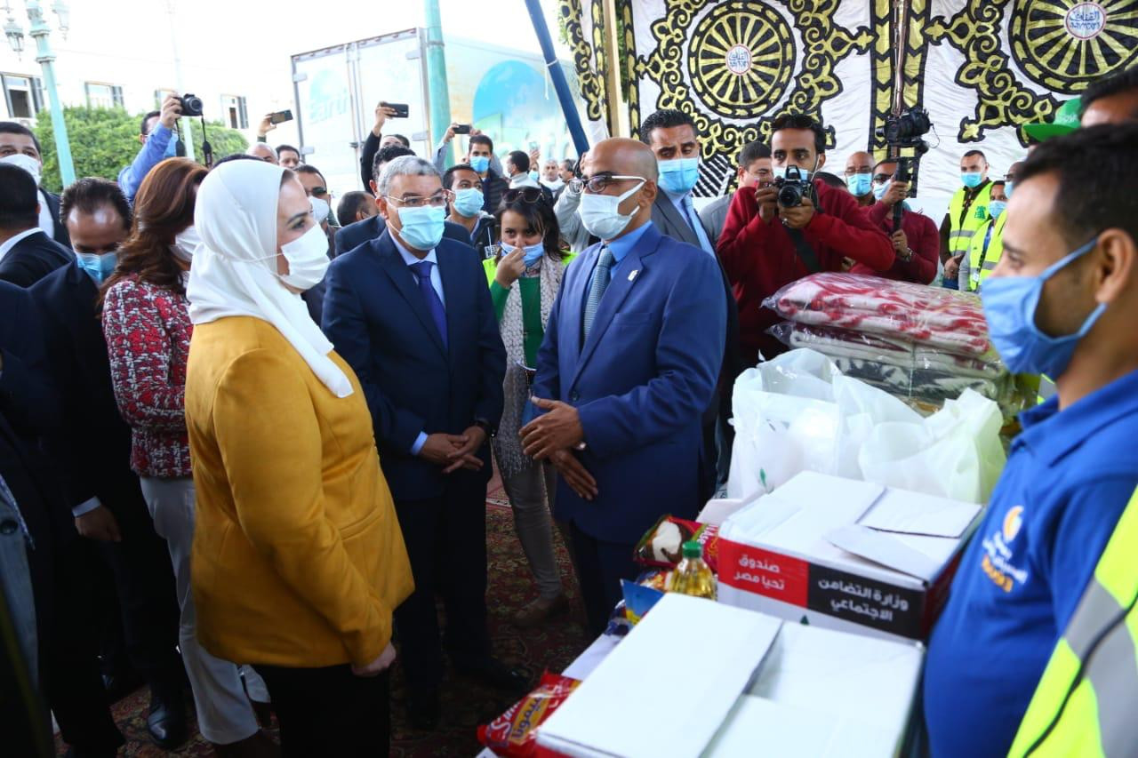 القباج تشهد وصول أكبر قافلة إنسانية بالمنيا
