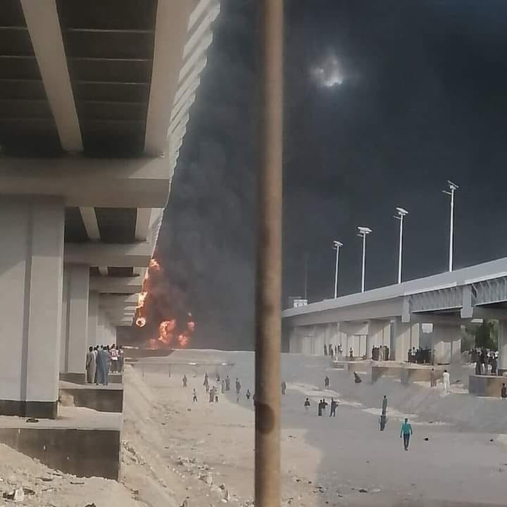 احتراق سيارة محملة بالمواد البترولية بأسيوط