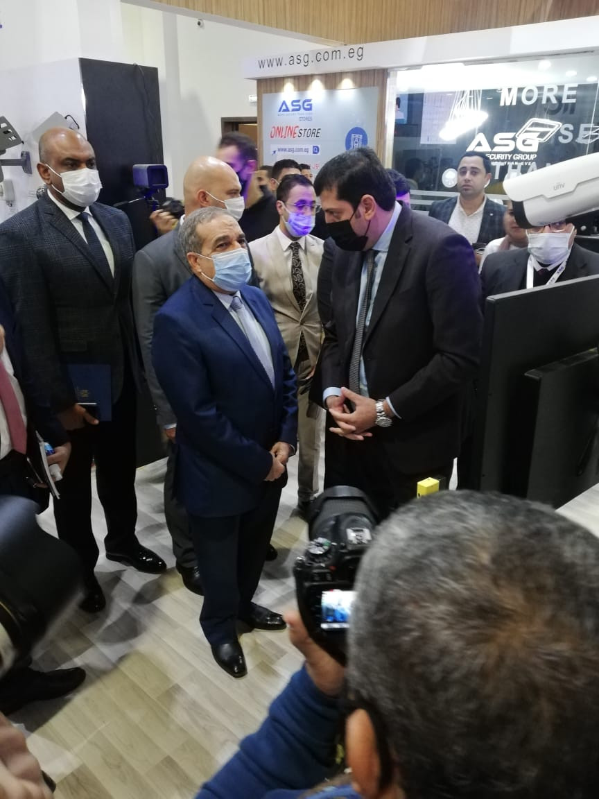 وزير الإنتاج الحربى يتفقد جناح الوزارة بمعرض Cairo ICT 2020