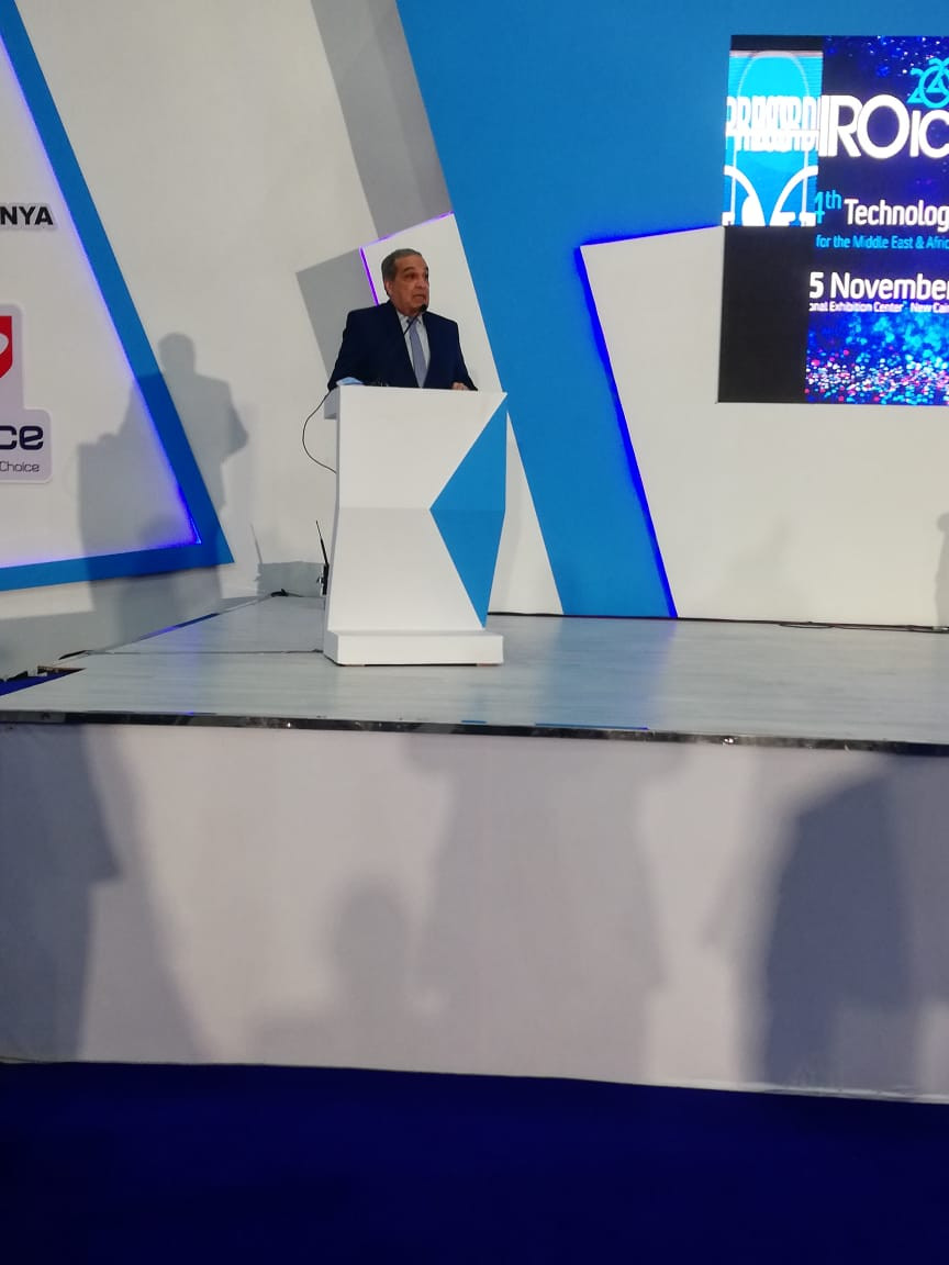 وزير الإنتاج الحربى يتفقد جناح الوزارة بمعرض Cairo ICT 2020