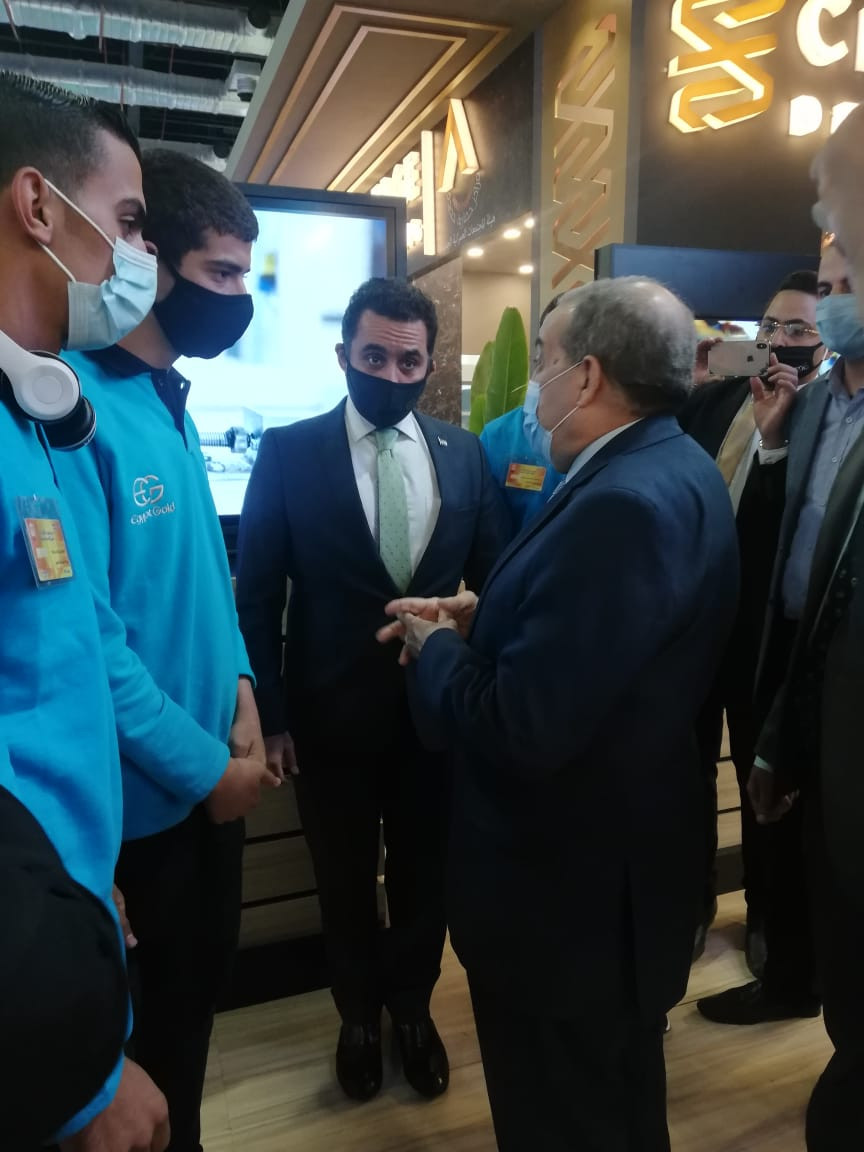 وزير الإنتاج الحربى يتفقد جناح الوزارة بمعرض Cairo ICT 2020