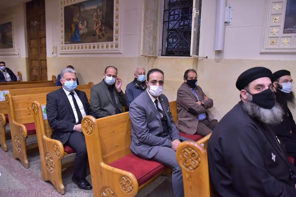 الأنبا بولا يرأس صلاة الجنازة على القمص صليب كبيش