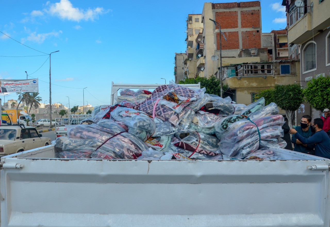 مساعدات للمتضررين من الأمطار بالإسكندرية