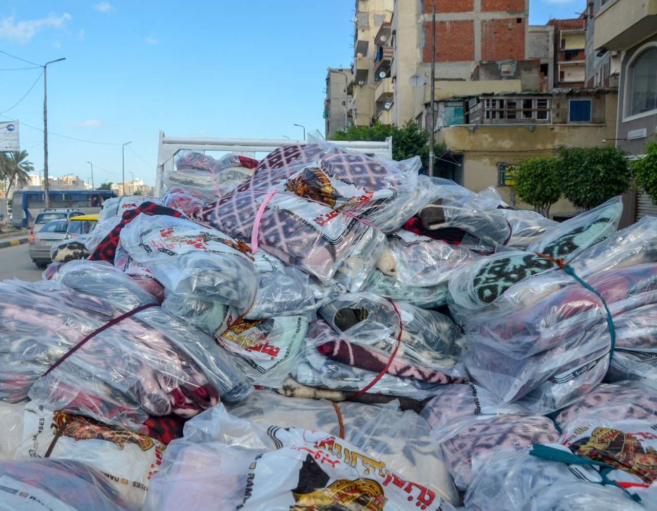 مساعدات للمتضررين من الأمطار بالإسكندرية