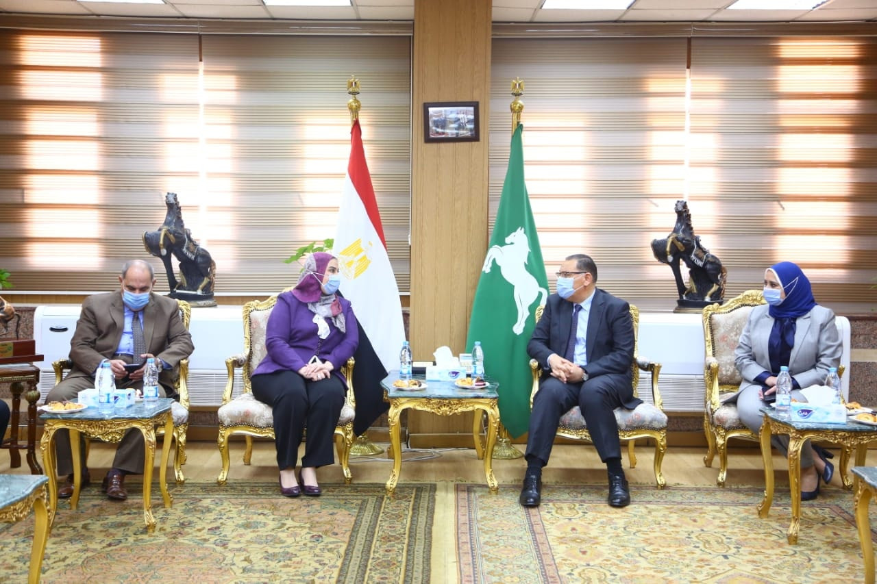 ممدوح غراب يمنح وزيرة التضامن درع محافظة الشرقية