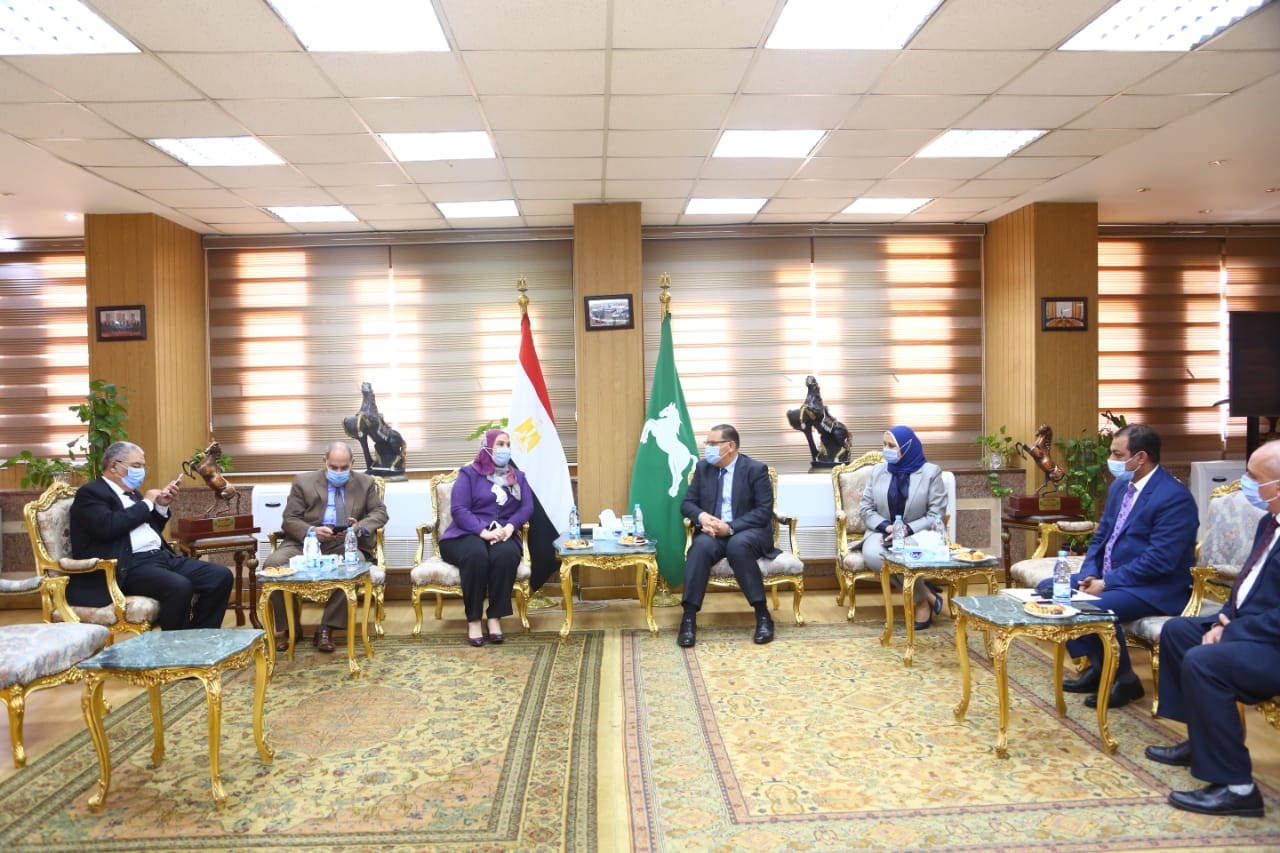 ممدوح غراب يمنح وزيرة التضامن درع محافظة الشرقية