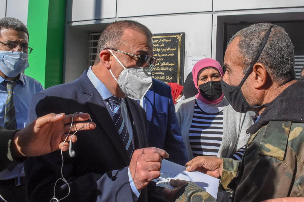 محافظ الإسكندرية يتابع بدء صرف منحة دعم العمالة غير المنتظمة