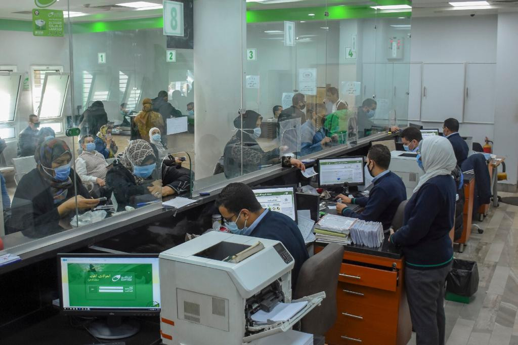 محافظ الإسكندرية يتابع بدء صرف منحة دعم العمالة غير المنتظمة