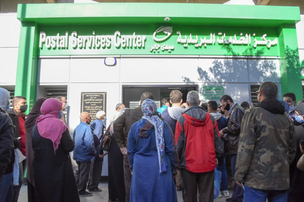 محافظ الإسكندرية يتابع بدء صرف منحة دعم العمالة غير المنتظمة