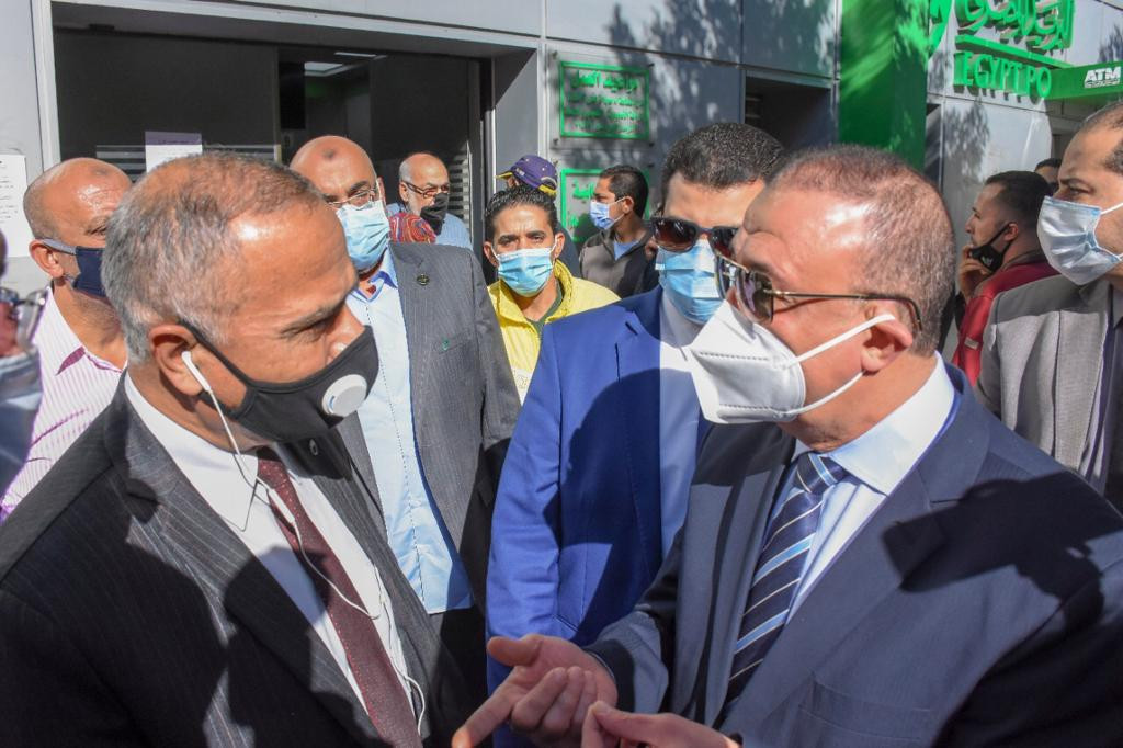 محافظ الإسكندرية يتابع بدء صرف منحة دعم العمالة غير المنتظمة
