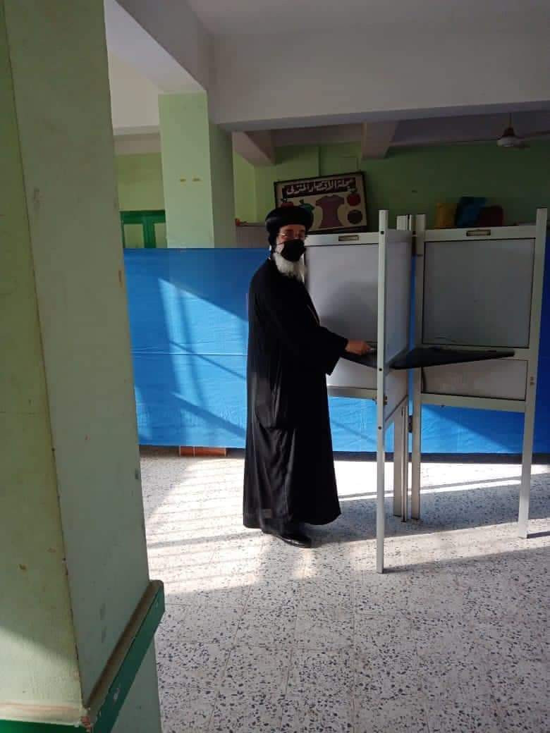 الأنبا مقار يشارك فى انتخابات الإعادة لمجلس النواب